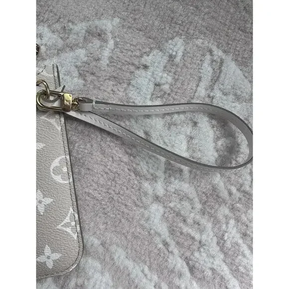 Louis Vuitton Neverfull Limited Edition Sunset Khaki MM Wristlet - Picture 4 of 7